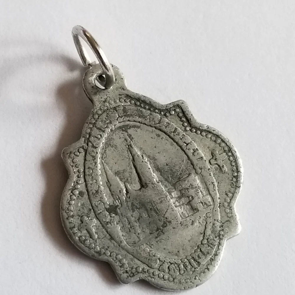 Vintage religious medal pendant madonna and child cathedral silver tone Catholic